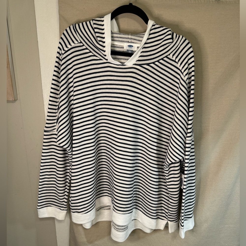 NWT Old Navy lightweight navy & white hooded sweater. SIZE XXL